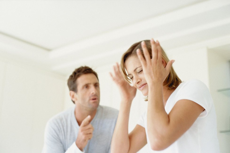 Chồng ngoại tình thường có dấu hiệu cáu kỉnh vô cớ