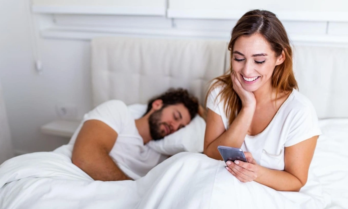 Dấu hiệu vợ ngoại tình thường ôm khư khư điện thoại mọi lúc mọi nơi