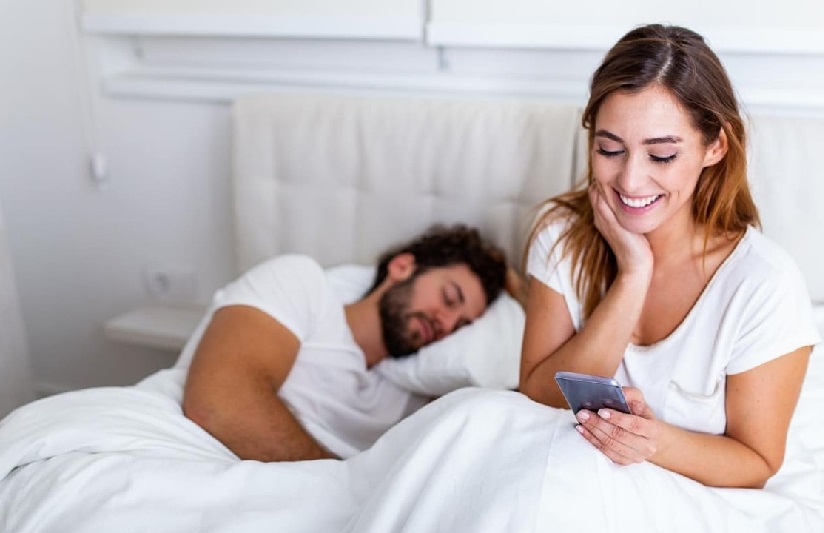 Tâm lý người ngoại tình thường ôm khư khư điện thoại