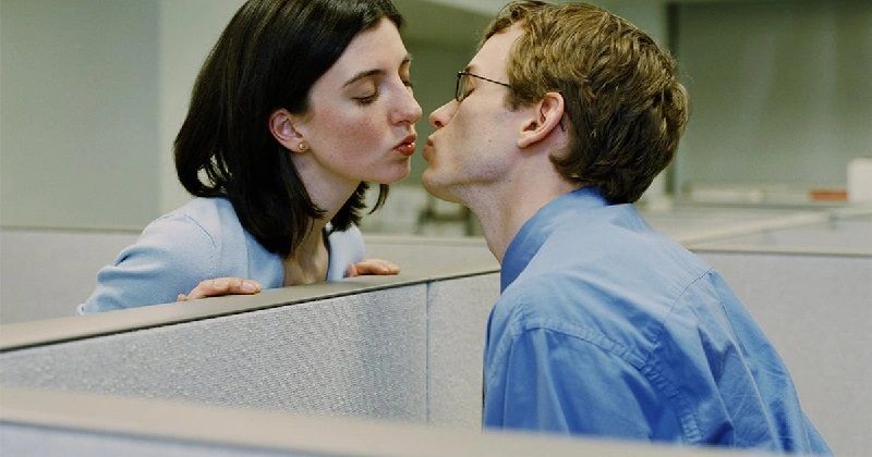 Nên theo dõi vợ ngoại tình công sở