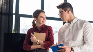 Nhờ đến sự trợ giúp của người thân hoặc bạn bè theo dõi vợ ngoại tình