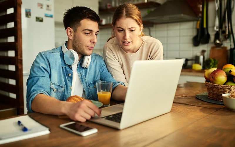 Bạn có thể chọn tự mình theo dõi vợ ngoại tình với đồng nghiệp